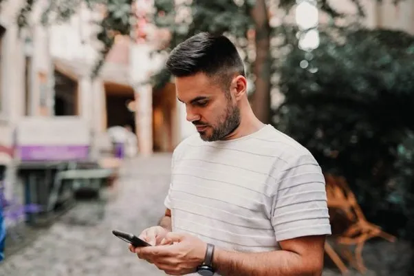 man on phone women not responding to him on dating apps