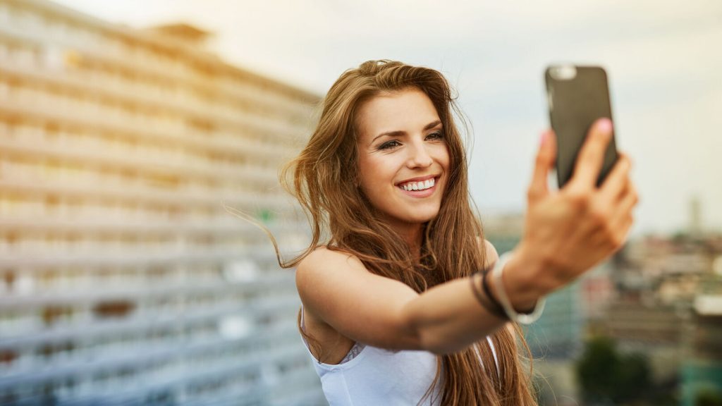 How to Take the Perfect Selfie for Hinge