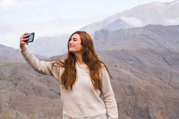 Telling a Strategic Story With Your Hinge Selfie